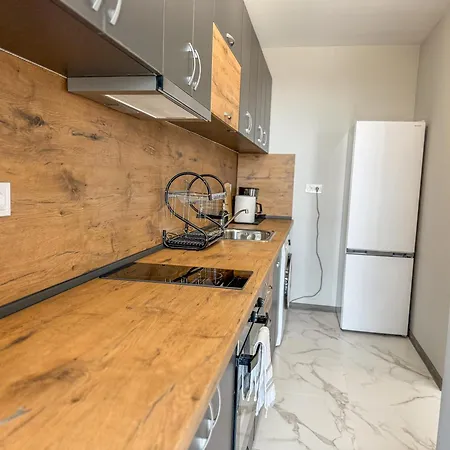 1br With Panoramic View Balcony And Designated Parking Space アパート